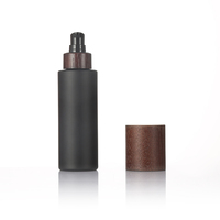 Ensemble d'emballages en verre noir mat avec bouchon en bois foncé, compte-gouttes pour sérum, vaporisateur pour tonique et pot pour crème visage