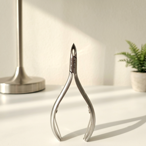 Coupe-ongles professionnel à pointe inclinée en acier au carbone de qualité supérieure pour cuticules et peaux mortes - Product Image 1
