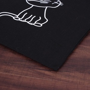 Sac fourre-tout en toile de coton noir à motif de chat de dessin animé, taille standard, écologique, à bas prix, avec logo personnalisé imprimé - Product Image 2