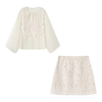 Ensemble 2 pièces de luxe décontracté en crochet ajouré avec patchwork de dentelle, chemise à manches cloche évasées, idéal pour les vacances d'été