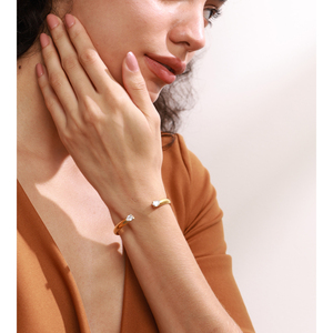 JINYOU 822 Brazalete Clásico Minimalista al por Mayor con Dos Circonitas Cúbicas Brazalete Abierto de Acero Inoxidable Chapado en Oro - Product Image 5