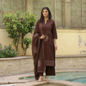Ensemble Kurti droit en pur coton de qualité supérieure pour femme, avec pantalon et dupatta, orné de motifs imprimés et de broderies miroir - Product Image 1