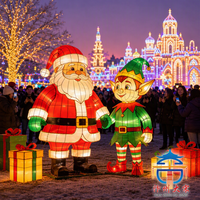Ensemble de lanternes géantes LED représentant Père Noël et les elfes pour la décoration artistique en soie des célébrations de Noël en plein air sur les places publiques