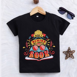T-shirt en coton pur à imprimé graphique pour garçons, tissu doux et respirant, coupe confortable, design élégant sur le thème des livres, vêtements décontractés - Product Image 1