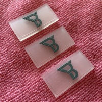 Patch en caoutchouc transparent avec logo en relief, étiquette en PVC transparent avec ligne de couture en creux pour jeans