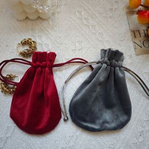 ถุงกำมะหยี่สีแดงเนื้อนุ่มพิเศษสำหรับใส่เครื่องประดับ บรรจุภัณฑ์ของขวัญแบบมีเชือกผูก ป้องกันฝุ่นละออง โรงงานรับผลิตแบบ OEM ODM - Product Image 5