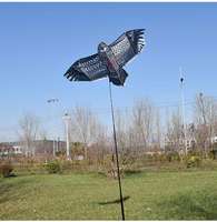 Buiten tuin boomgaard fruitboom bescherming hangende vliegende roofvogel lokvogel havik adelaar vogelafschrikmiddel vlieger
