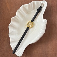 Jam Tangan Wanita Gaya Retro Minimalis Kasual, Ukuran Kecil, Serbaguna, Temperamen Mini, Seni Pelajar, Skala Romawi, Laris Manis