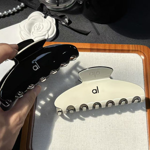 유시 커스텀 로고 대형 아세테이트 알로 헤어 클립 샤크 클립 심플 블랙 앤 화이트 패셔너블 엘레강트 헤어 액세서리 - Product Image 2