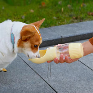 Automatischer auslaufs icherer tragbarer Trink spender für Hunde wasser flaschen für das Gehen im Freien - Product Image 3