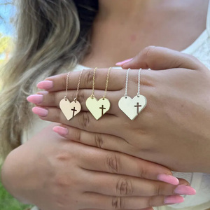 Collana con Ciondolo a Croce Cuore Traforato all'Ingrosso, <span class=keywords><strong>Gioielli</strong></span> Minimalisti Cristiani per Donne, Regalo per Amici e <span class=keywords><strong>Famiglia</strong></span> - Product Image 1
