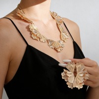 Boucles d'oreilles à fleurs plissées irrégulières, ensemble collier à pétales de feuille de Ginkgo - Boucles d'oreilles extravagantes, élégantes et haut de gamme pour femmes