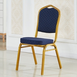 Chaise de banquet empilable en aluminium avec cadre doré et revêtement rouge - Design moderne pour appartement et salle d'événements - Product Image 4