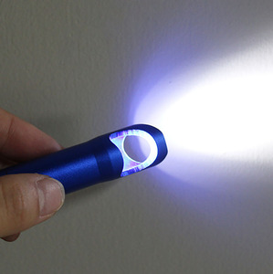 Mini llavero de luz LED multifunción con logotipo grabado con láser Abrebotellas de aluminio y linterna LED Pequeño regalo - Product Image 4