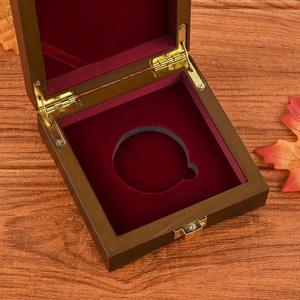 Caja de madera para medallas con impresión de logotipo, embalaje de regalo rectangular con cerradura para insignia de moneda conmemorativa, hecha a medida J216 - Product Image 4