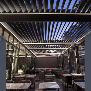 Pérgola bioclimática de alta gama para espacios exteriores con paneles de techo con persianas ajustables - Product Image 1