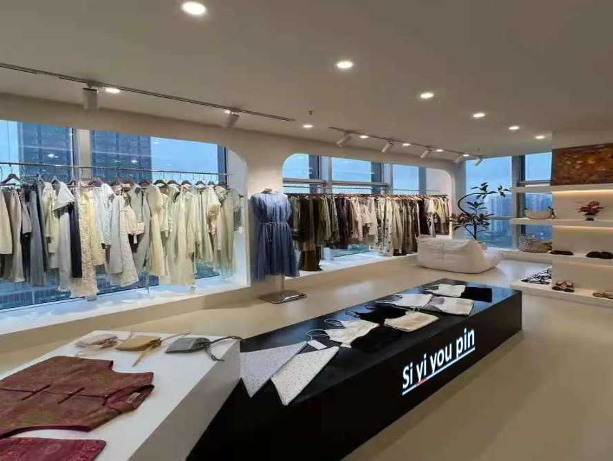 Fleurs imprimées, rouge, noir, blanc, jaune, gris, bleu,