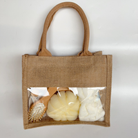 L'ensemble de bain promotionnel comprend un gant éponge de bain, un épurateur d'ongles et de pieds, une brosse à cheveux en bois, un bandeau, un rouleau pour le visage avec sac en lin