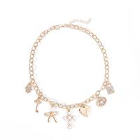 Collier pour femme en alliage de bambou, style vintage audacieux, avec pendentif croix, nœud et perles d'imitation, serti de diamants