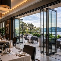 Porte patio pliante moderne insonorisée en aluminium, avec revêtement poudré et verre certifié, pour projets de construction résidentielle