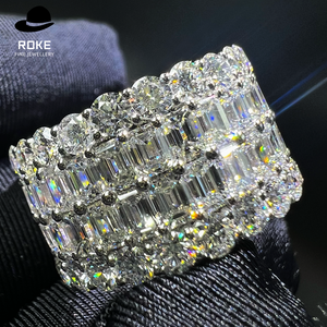 9-18K ホワイトゴールド メンズ ワイド ダイヤモンド リング、ラボグロウン エメラルドカット ダイヤモンド ラウンドカット、4本爪パヴェセッティング。 - Product Image 1