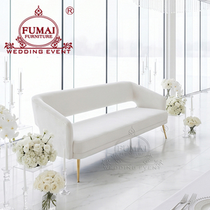 Sofá de Cuero Sintético Blanco FUMAI FURNITURE con Patas Doradas Cónicas, Diseño Moderno y Contemporáneo, Respaldo Sólido, Muebles para Interiores de Hotel - Product Image 2