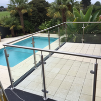 Balustrade de balcon en verre trempé au design moderne BOSI avec colonne en acier inoxydable finition satinée, hauteur réglable, montage sur terrasse