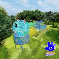 Aire de jeux extérieure multi-niveaux avec toboggan en tube spiralé, structure en maille colorée et poteaux argentés, équipement personnalisable