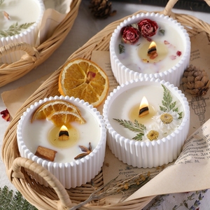 Nouvelles bougies d'aromathérapie 2026 en pot de plâtre côtelé avec décor de fleurs séchées, bougie en cire végétale naturelle avec mèche en bois pour la décoration - Product Image 1