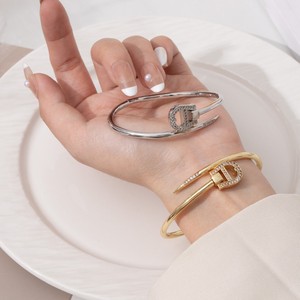Pulsera cruzada de oro y plata, aleación de zinc, diseño geométrico, regalo de joyería unisex - Product Image 1