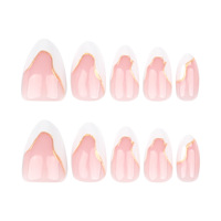 Ongles carrés à presser rose nude avec bouts français blanc crème irréguliers et lignes dorées fluides, en PMMA, longueur courte