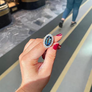 Anello da Cocktail Q057 per Donna con Zaffiro Naturale Ovale e Incastonatura Pavé, Anello di Fidanzamento alla Moda - Product Image 3