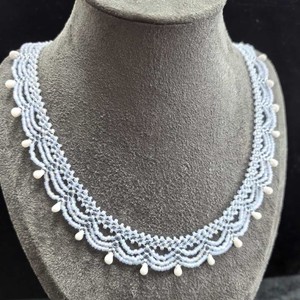 Nouveau collier chaîne en bambou avec perles contrastées rouge et bleu, fleurs plaquées or et dentelle multicouche, style sportif, accessoires pour femmes 2025 - Product Image 3