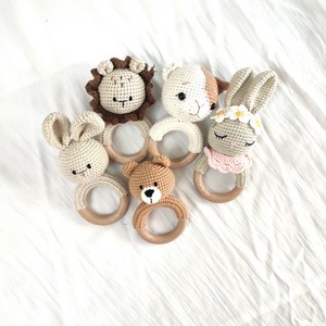Juguetes de conejito de ganchillo de madera con sonajero suave al por mayor <span class=keywords><strong>para</strong></span> regalo de bebé recién nacido con varios colores - Product Image 5