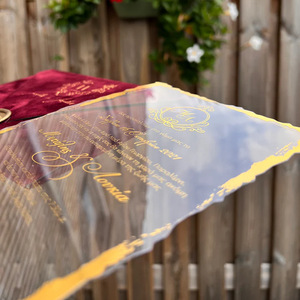 การ์ดเชิญงานแต่งงานอะคริลิคแบบซองกำมะหยี่หรูหรา พร้อมขอบฟอยล์สีทอง ปั๊มลายอักษรย่อตามสั่ง - Product Image 5