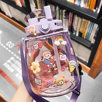 Bouteille d'eau portable en plastique de 1300 ml avec paille, double compartiment, autocollants DIY, design mignon de dessin animé, sangle pour étudiant, sûre, vente en gros