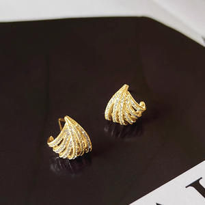 Pendientes de botón Golden Shell de Alibaba International Station, joyería de moda, unisex, chapados en oro, para uso diario. - Product Image 4