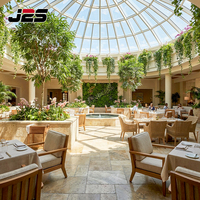 J2S Design Factory Solutions : Ensemble de mobilier pour hôtel et restaurant, comprenant des banquettes modernes en tissu et un ensemble table ronde en bois et chaises, pour projets d'aménagement.