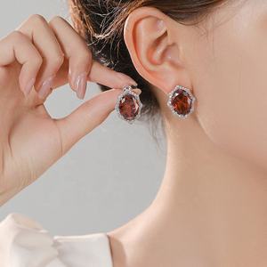Pendientes de Botón de Plata 925 Chapados en Oro y Cobre de Lujo, con Incrustaciones de Circonita Geométrica, Modernos y Exclusivos para Mujer - Product Image 2