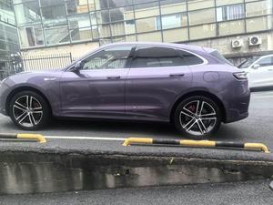 AITO M5 Extended-Range Ultra SUV 4x4 Usato 2025 viola su sfondo albicocca - Product Image 2