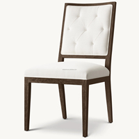 Chaise de salle à manger artisanale en chêne massif avec dossier capitonné blanc, assise en tissu rembourré et structure sans accoudoirs pour la décoration de salles à manger de luxe
