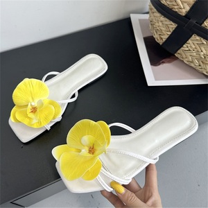 Sandales plates blanches d'été pour femmes, confortables, respirantes, légères, antidérapantes en TPR, motif floral tendance pour jeunes filles - Product Image 4