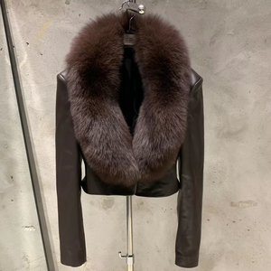 <span class=keywords><strong>Giacca</strong></span> <span class=keywords><strong>di</strong></span> Lusso <span class=keywords><strong>Oversize</strong></span> in Vera Pelliccia <span class=keywords><strong>di</strong></span> Volpe con Colletto in Pelliccia <span class=keywords><strong>di</strong></span> Volpe, <span class=keywords><strong>Giacca</strong></span> Nera in Pelliccia per <span class=keywords><strong>Donna</strong></span> - Product Image 3