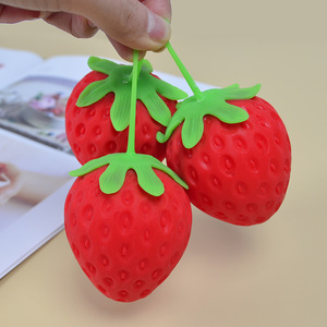 ของเล่นบีบสตรอว์เบอร์รี่น่ารัก สีแดงชมพู ของเล่นบีบคลายเครียด ผลไม้ ผัก ทำจาก TPE พลาสติก ซิลิโคน นุ่มนิ่ม สำหรับสาวๆ - Product Image 3