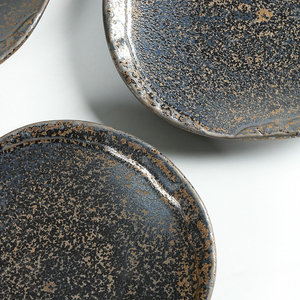 Bandeja de cerámica redonda para sushi, estilo rústico con esmalte de hierro, plato de estilo japonés para uso en restaurantes. - Product Image 3