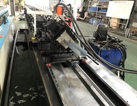 Machine de profilage à double tête pour poutres en C, profilés d'angle et profilés de quille à double sortie