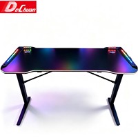 Table d'e-sport multicolores RGB avec bord incurvé et structure métallique robuste pour salles de jeu