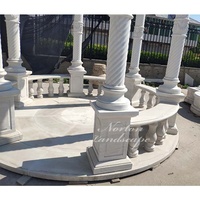 Grande sculpture sur pierre de jardin antique pour extérieur Colonnes rondes en marbre blanc Gazebos de mariage Sculpture Statue avec toit en métal