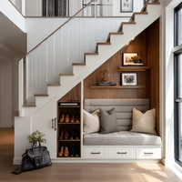 Dressing moderne avec îlot central et rangement vitrine éclairé pour conception de projet sur mesure