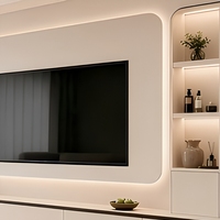 Meuble TV mural sur mesure de luxe intégré avec centre multimédia mat et vitrine LED pour aménagement de villa